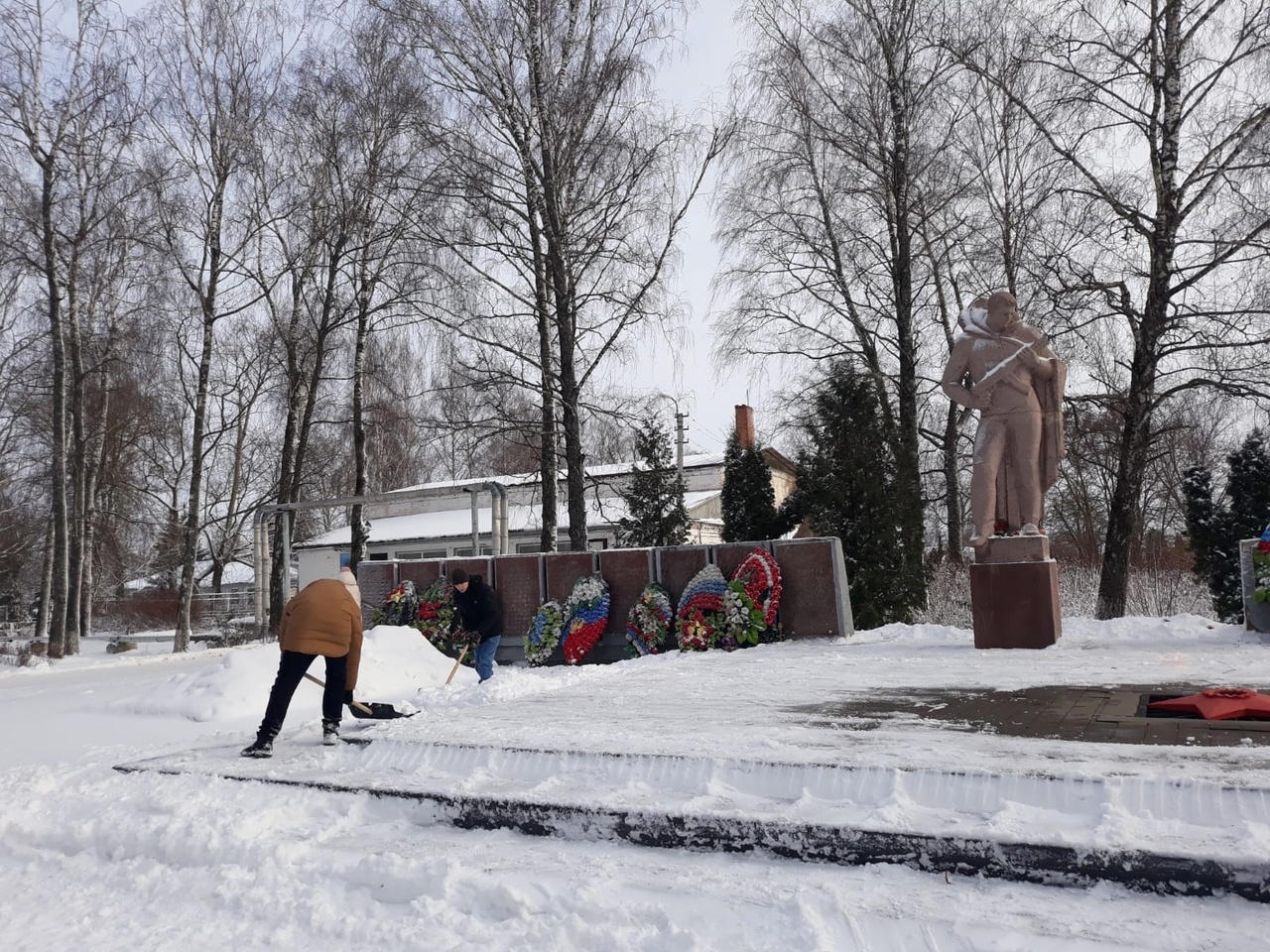 9 В класс привели в порядок территорию братской могилы..