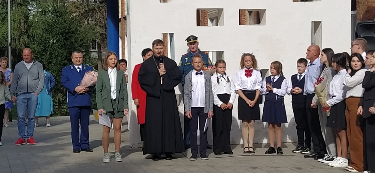 Сегодня в Центре образования состоялась торжественная линейка,посвященная Дню знаний!На классных часах ребят познакомили с историями героев спецоперации на Донбассе..